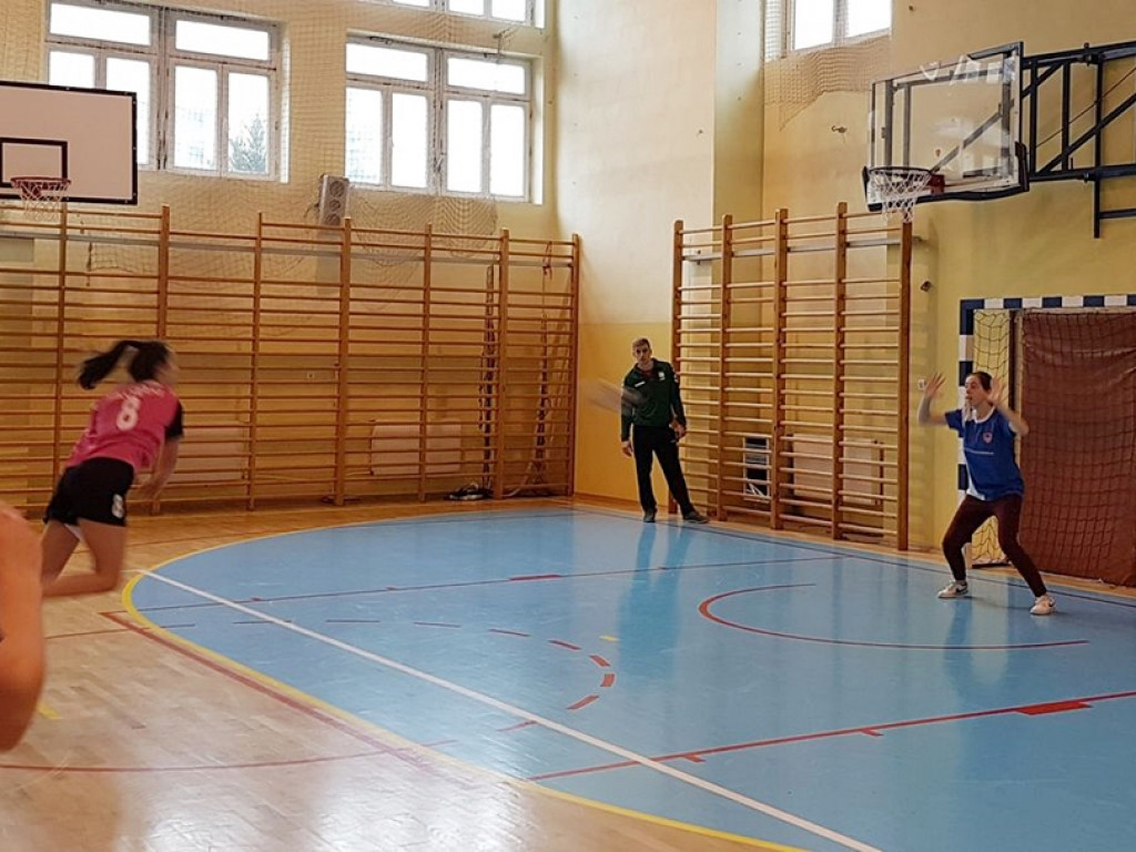 Dziewczyny z radzyńskiego LO na III miejscu w zawodach piłki ręcznej