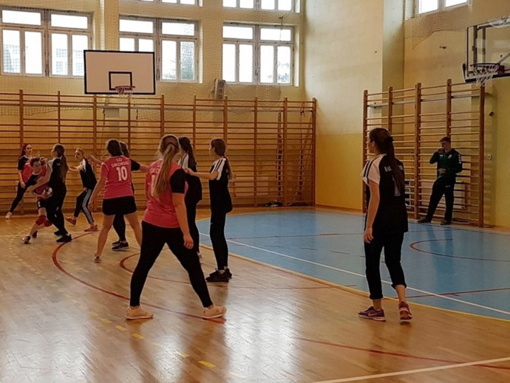 Dziewczyny z radzyńskiego LO na III miejscu w zawodach piłki ręcznej