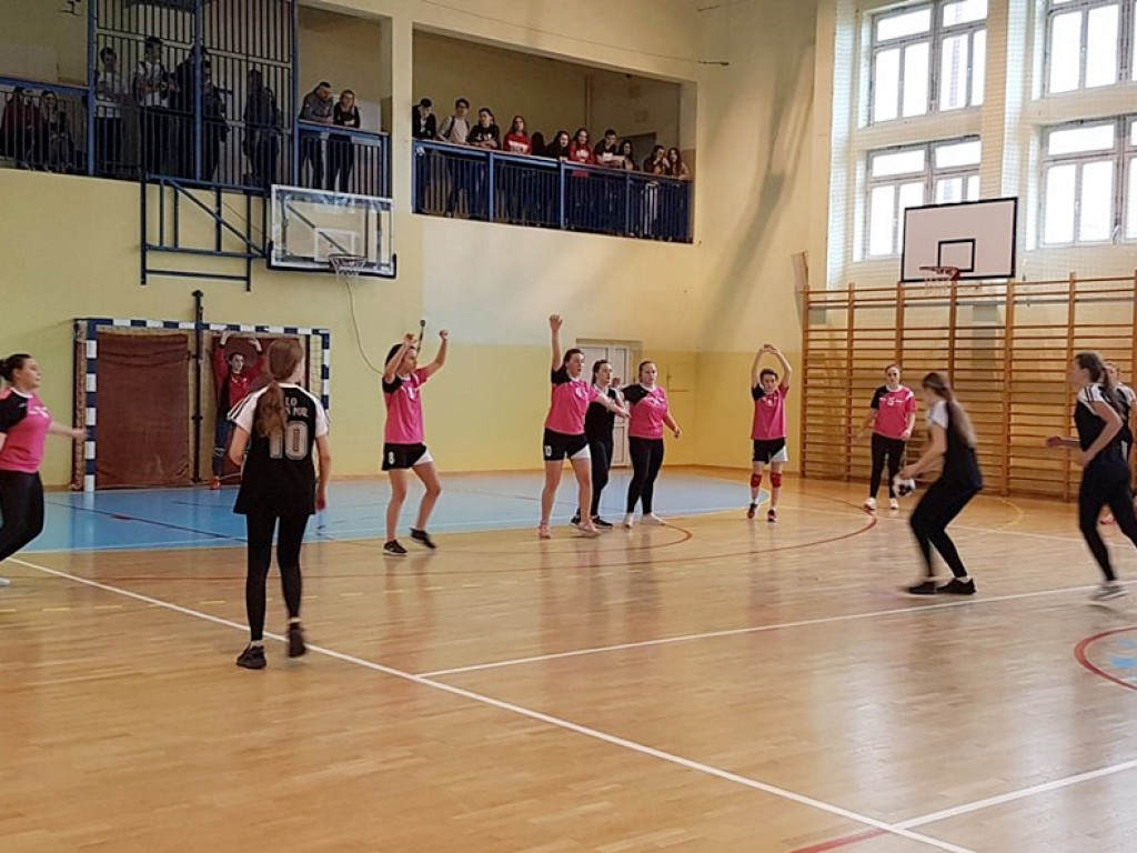 Dziewczyny z radzyńskiego LO na III miejscu w zawodach piłki ręcznej