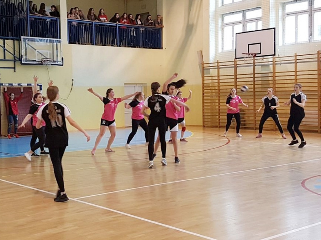 Dziewczyny z radzyńskiego LO na III miejscu w zawodach piłki ręcznej