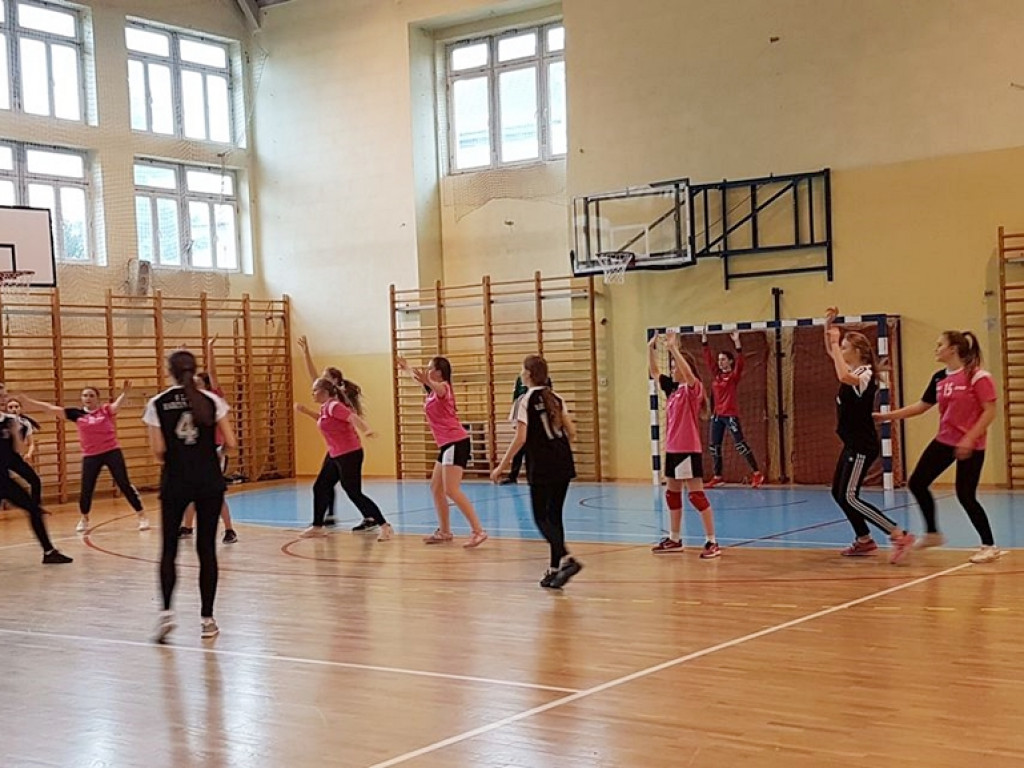 Dziewczyny z radzyńskiego LO na III miejscu w zawodach piłki ręcznej