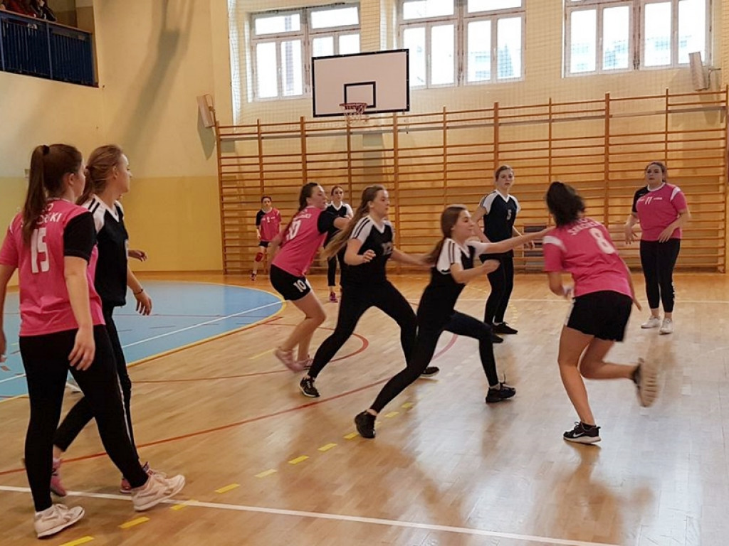 Dziewczyny z radzyńskiego LO na III miejscu w zawodach piłki ręcznej