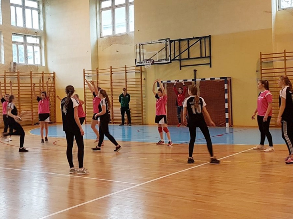 Dziewczyny z radzyńskiego LO na III miejscu w zawodach piłki ręcznej