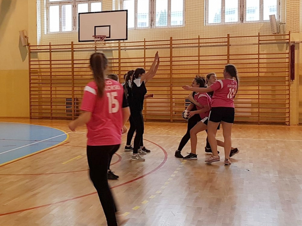 Dziewczyny z radzyńskiego LO na III miejscu w zawodach piłki ręcznej