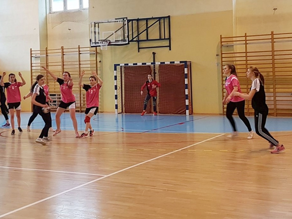 Dziewczyny z radzyńskiego LO na III miejscu w zawodach piłki ręcznej