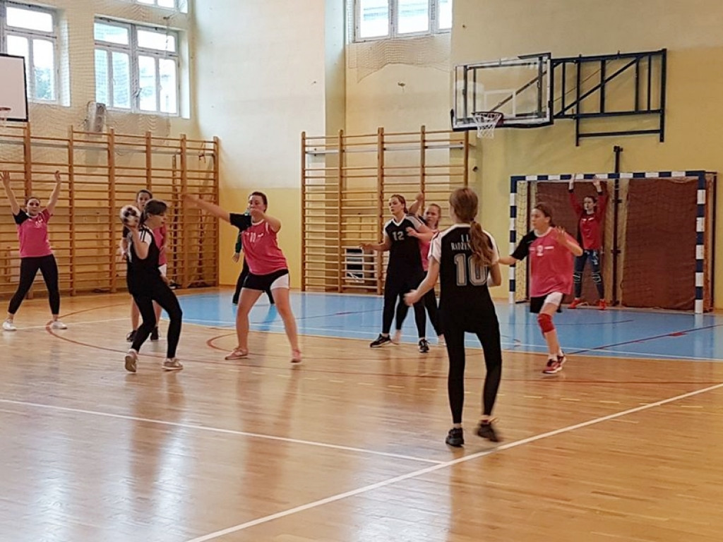 Dziewczyny z radzyńskiego LO na III miejscu w zawodach piłki ręcznej