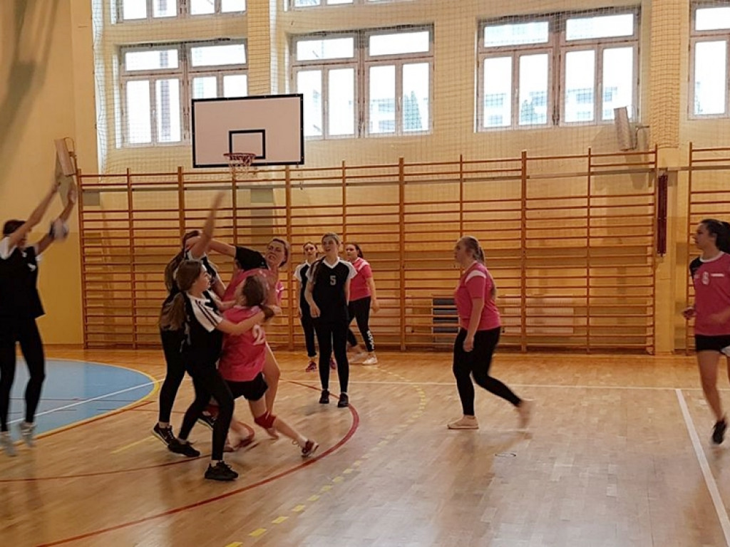 Dziewczyny z radzyńskiego LO na III miejscu w zawodach piłki ręcznej