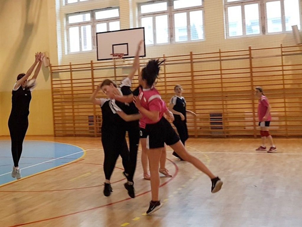 Dziewczyny z radzyńskiego LO na III miejscu w zawodach piłki ręcznej