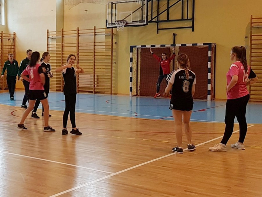 Dziewczyny z radzyńskiego LO na III miejscu w zawodach piłki ręcznej