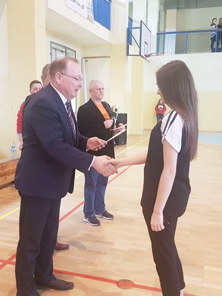 Dziewczyny z radzyńskiego LO na III miejscu w zawodach piłki ręcznej