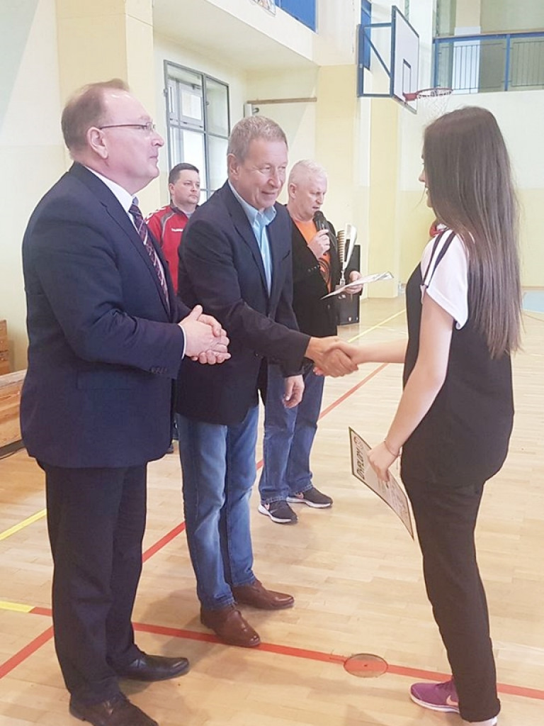 Dziewczyny z radzyńskiego LO na III miejscu w zawodach piłki ręcznej