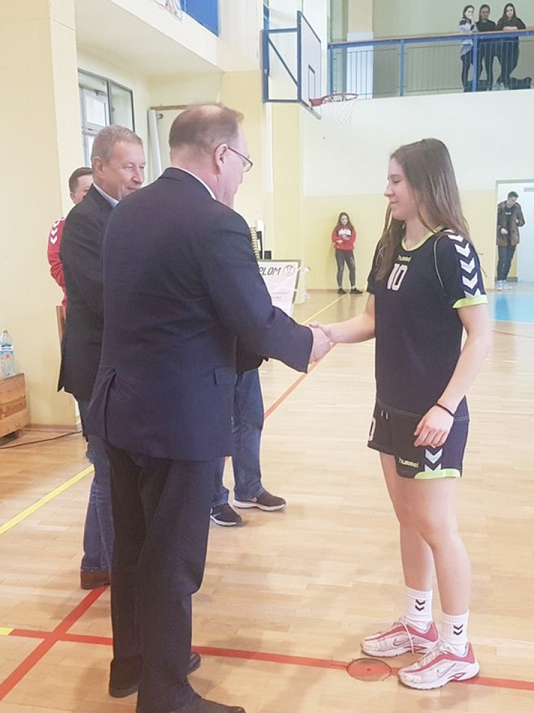 Dziewczyny z radzyńskiego LO na III miejscu w zawodach piłki ręcznej