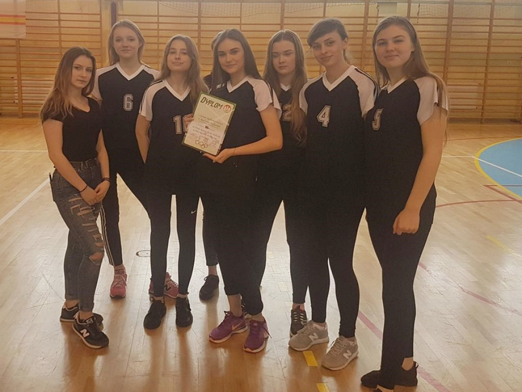 Dziewczyny z radzyńskiego LO na III miejscu w zawodach piłki ręcznej