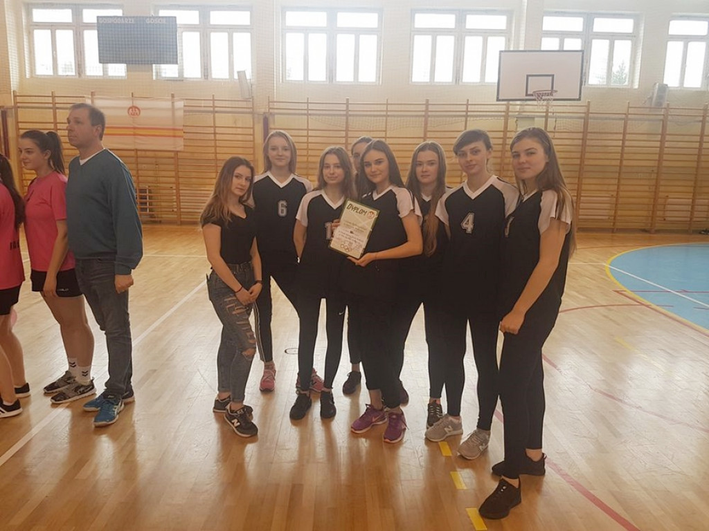 Dziewczyny z radzyńskiego LO na III miejscu w zawodach piłki ręcznej