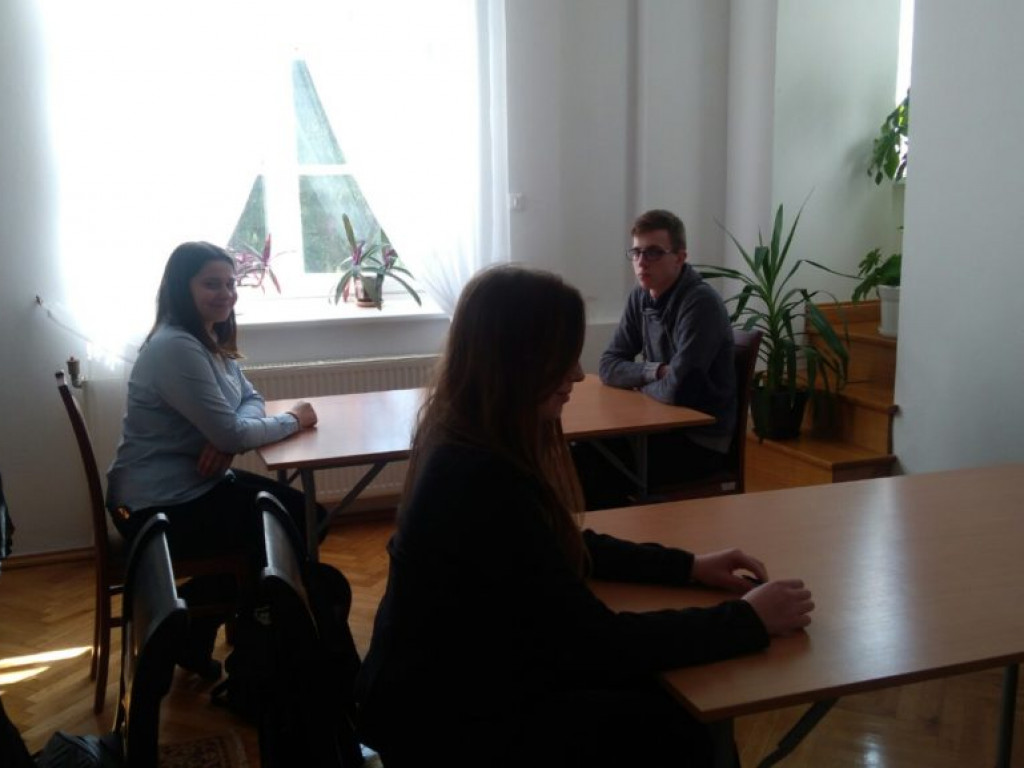 Uczennice LO w Komarówce w konkursie o J. I. Kraszewskim