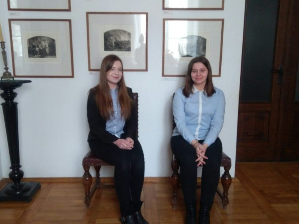 Uczennice LO w Komarówce w konkursie o J. I. Kraszewskim