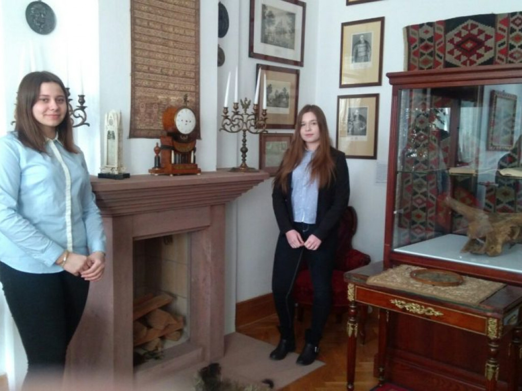 Uczennice LO w Komarówce w konkursie o J. I. Kraszewskim