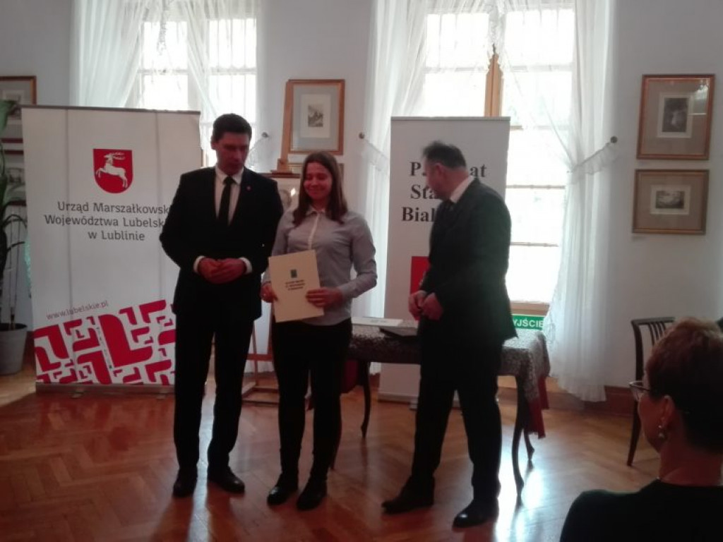 Uczennice LO w Komarówce w konkursie o J. I. Kraszewskim