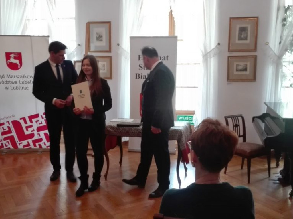 Uczennice LO w Komarówce w konkursie o J. I. Kraszewskim