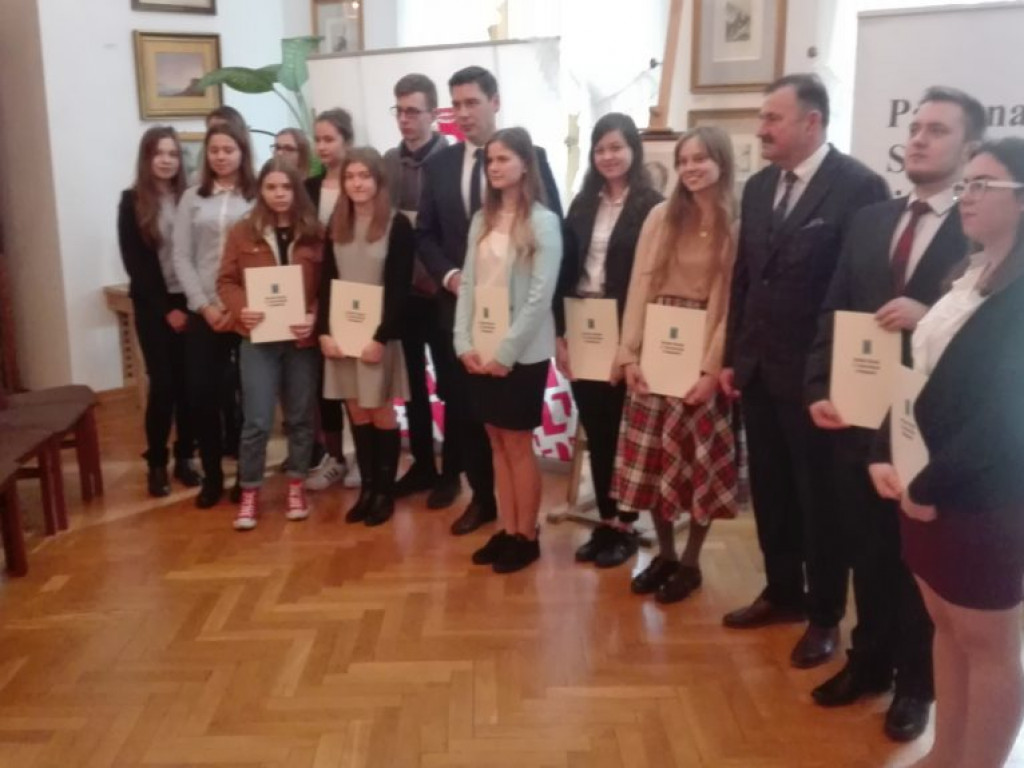 Uczennice LO w Komarówce w konkursie o J. I. Kraszewskim