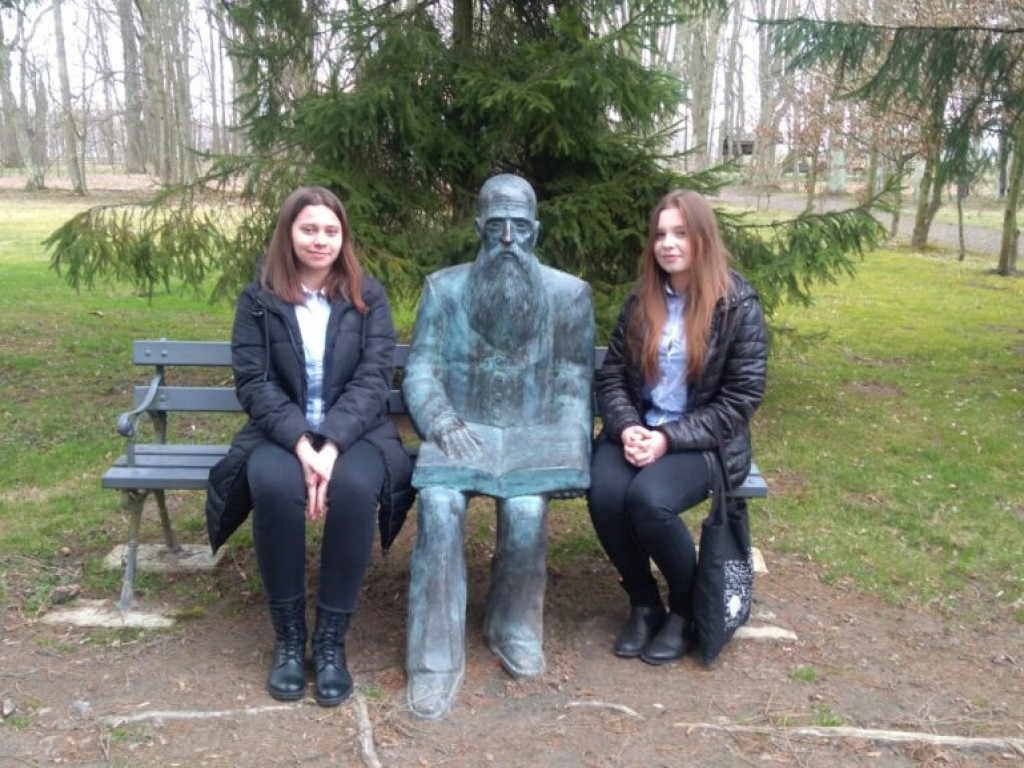 Uczennice LO w Komarówce w konkursie o J. I. Kraszewskim