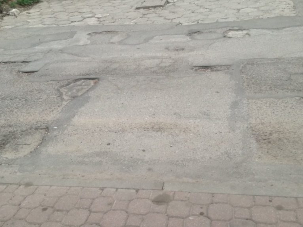 Dziura na dziurze, czyli pewna ulica na Bulwarach