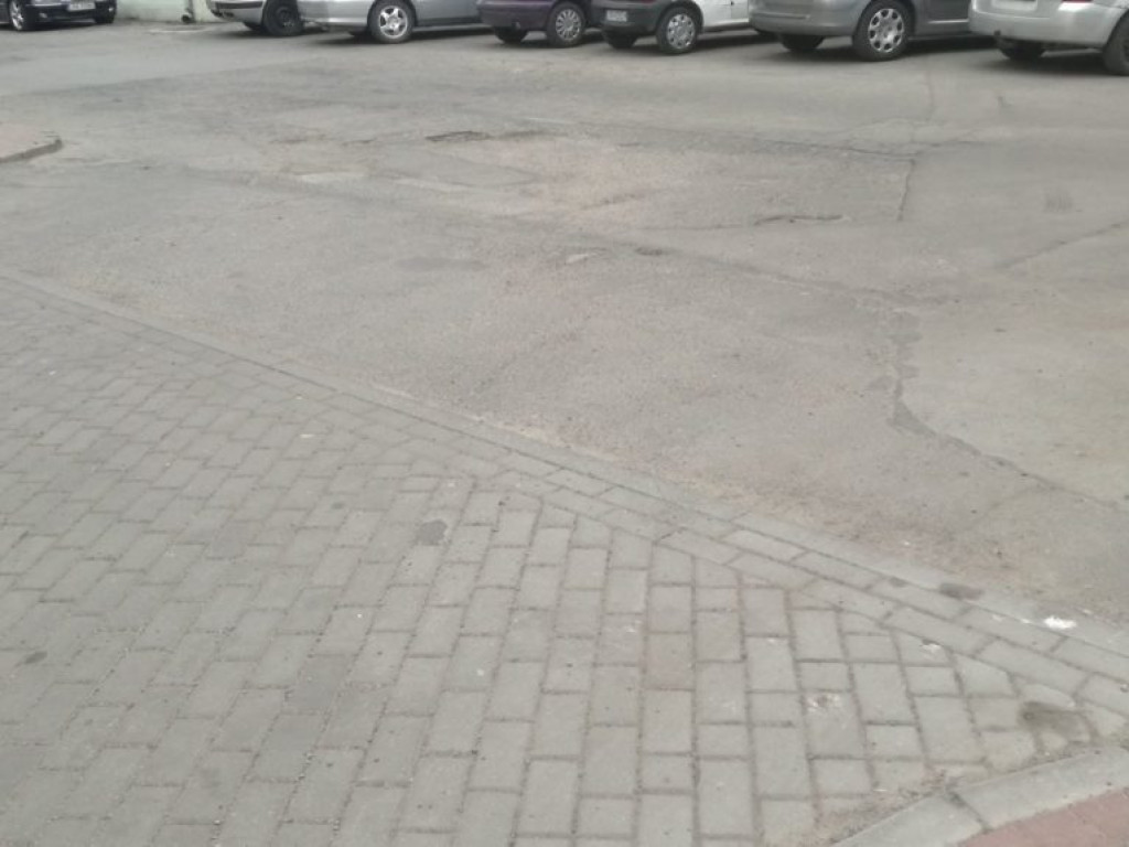 Dziura na dziurze, czyli pewna ulica na Bulwarach