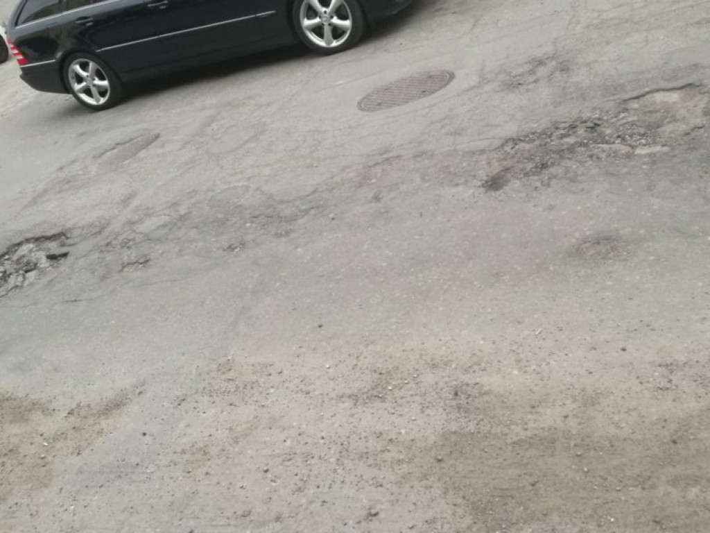 Dziura na dziurze, czyli pewna ulica na Bulwarach