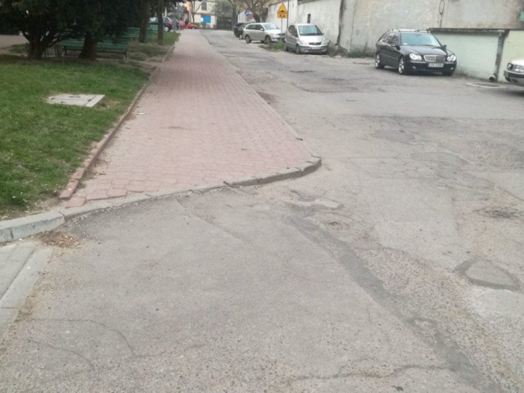 Dziura na dziurze, czyli pewna ulica na Bulwarach