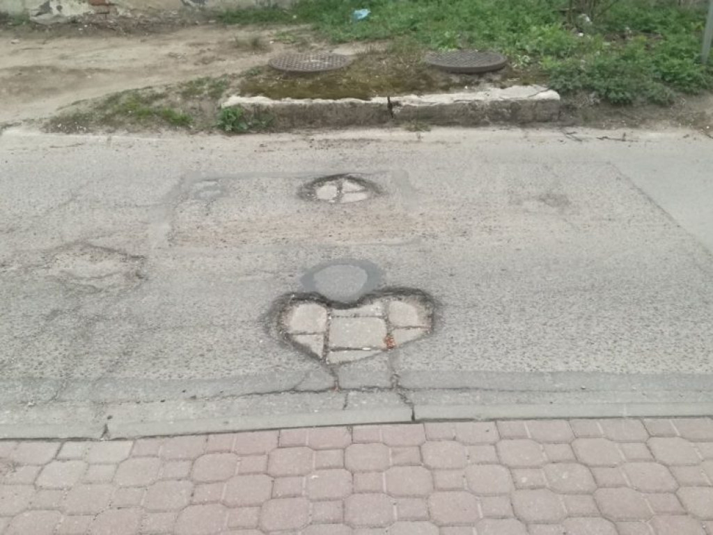 Dziura na dziurze, czyli pewna ulica na Bulwarach