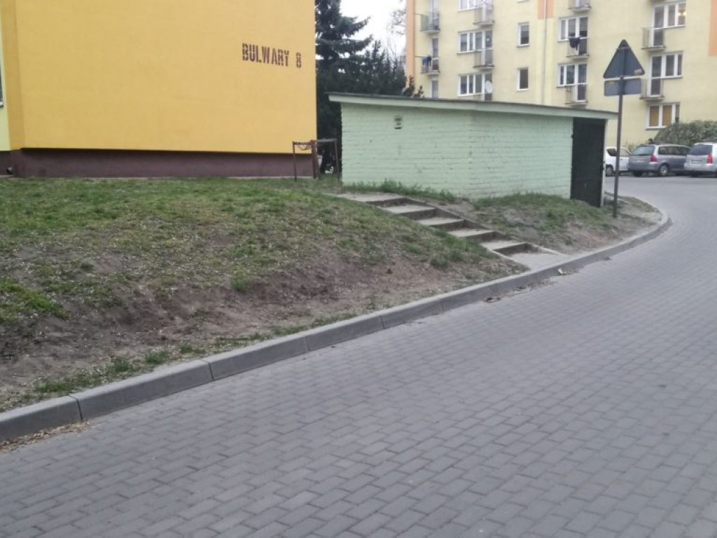 Dziura na dziurze, czyli pewna ulica na Bulwarach