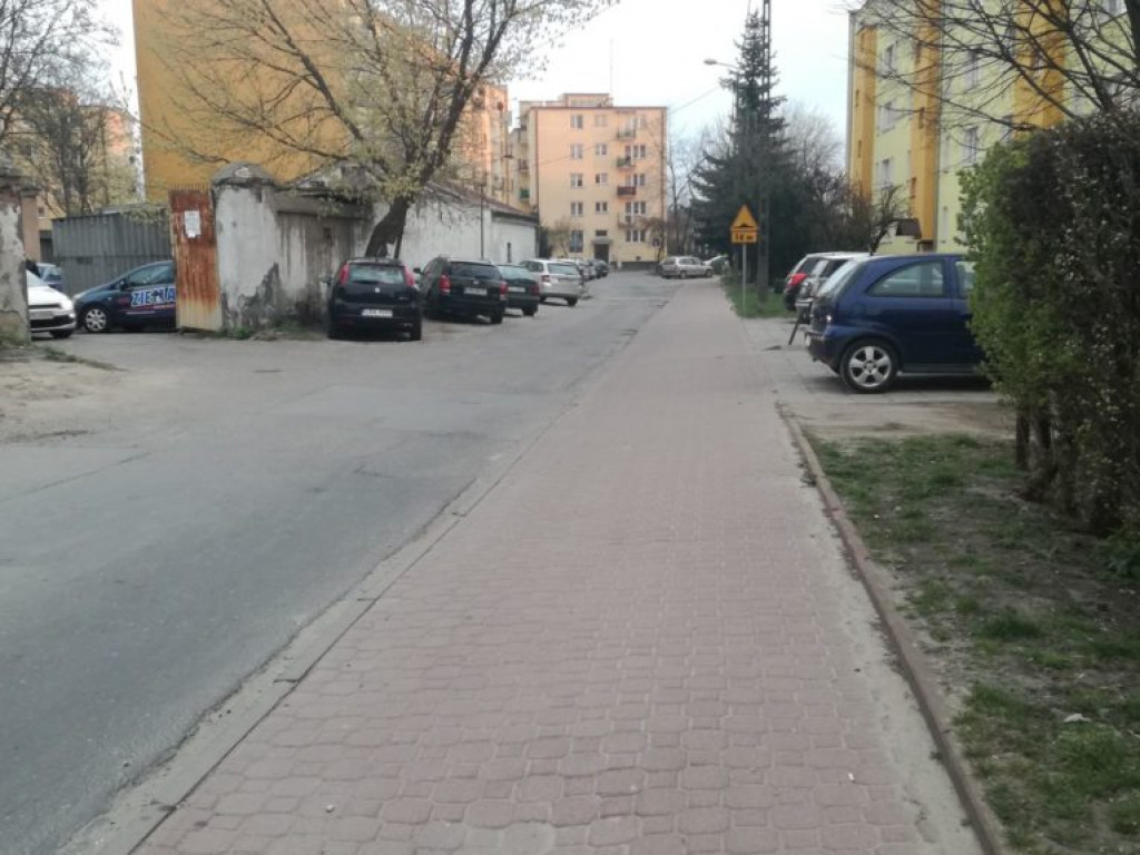 Dziura na dziurze, czyli pewna ulica na Bulwarach