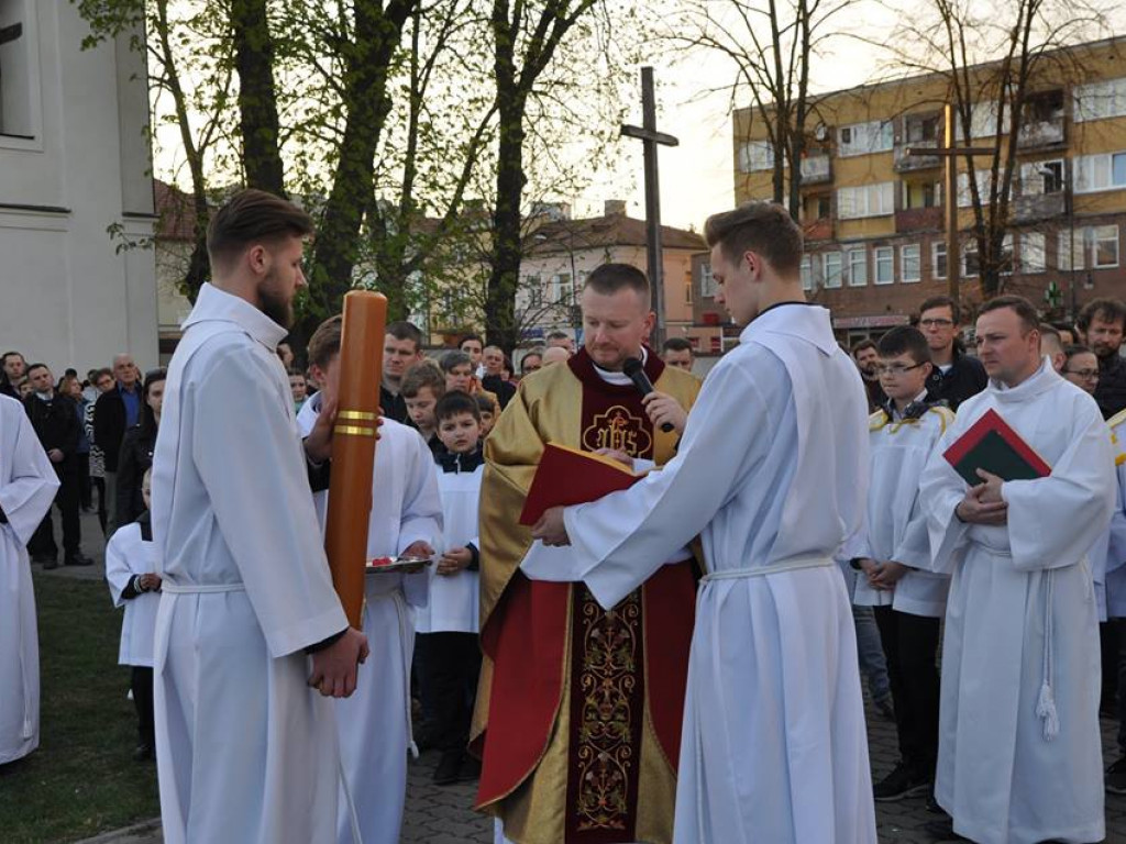 Wigilia Paschalna w parafii Św. Trójcy - zdjęcia