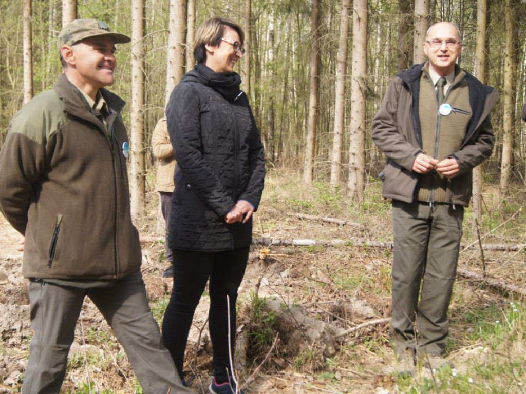 Uczniowie I LO sadzili lasy