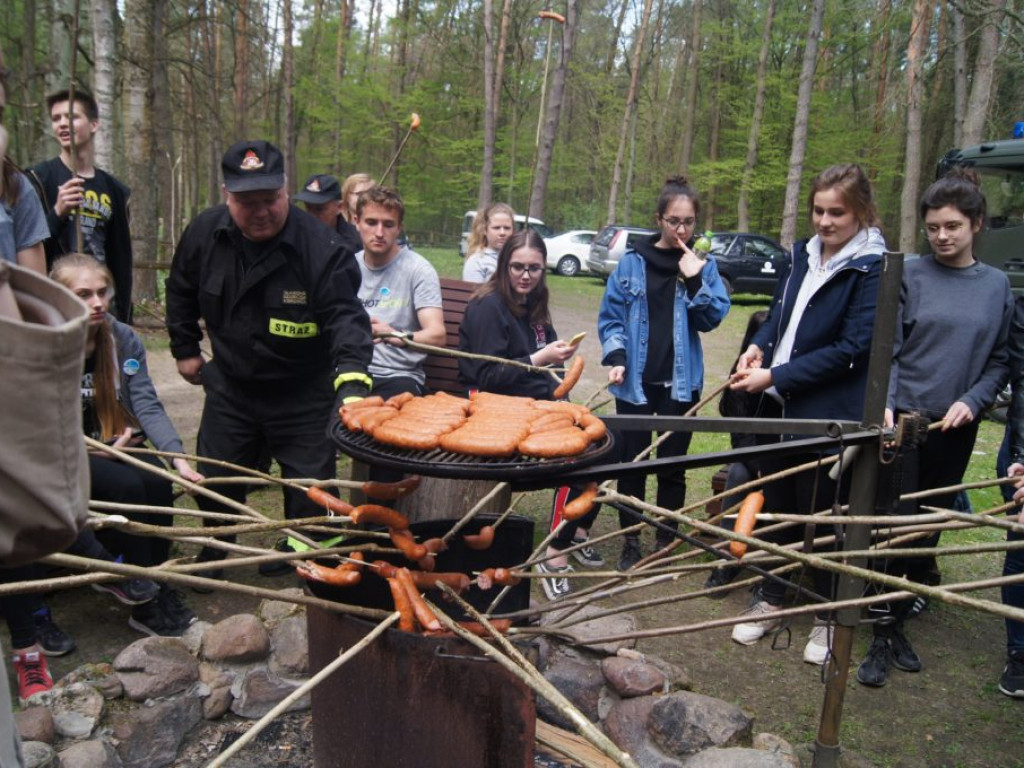 Uczniowie I LO sadzili lasy