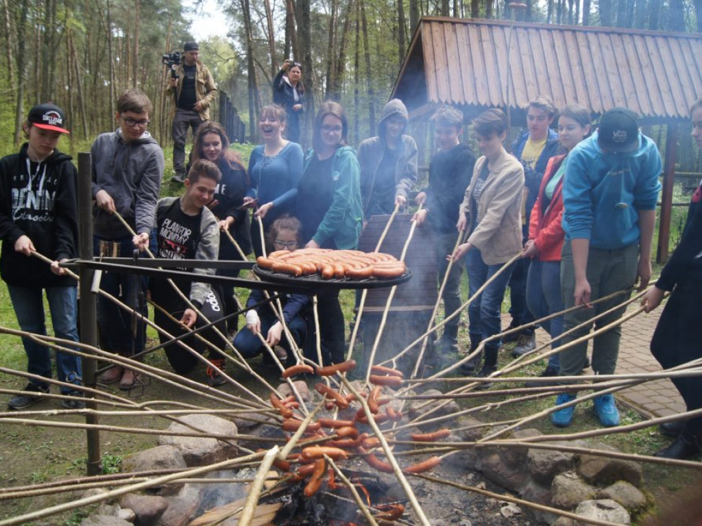 Uczniowie I LO sadzili lasy