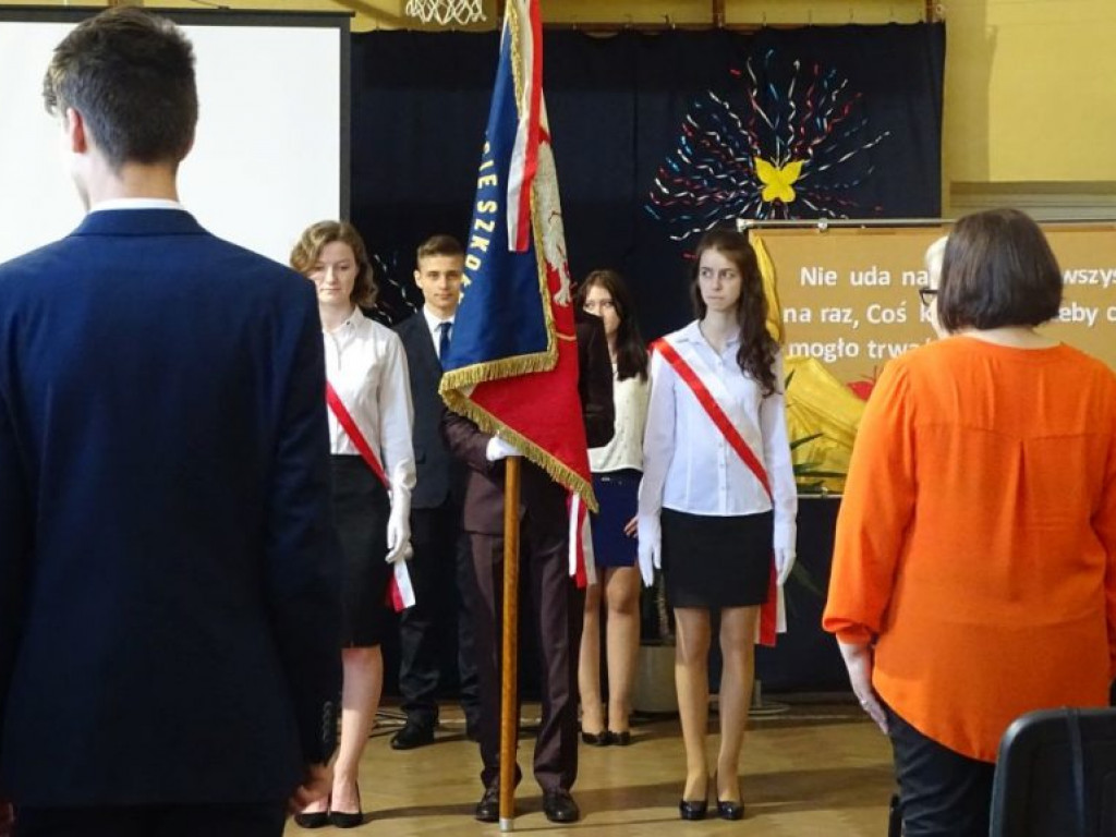 Pożegnanie absolwentów w LO w Komarówce