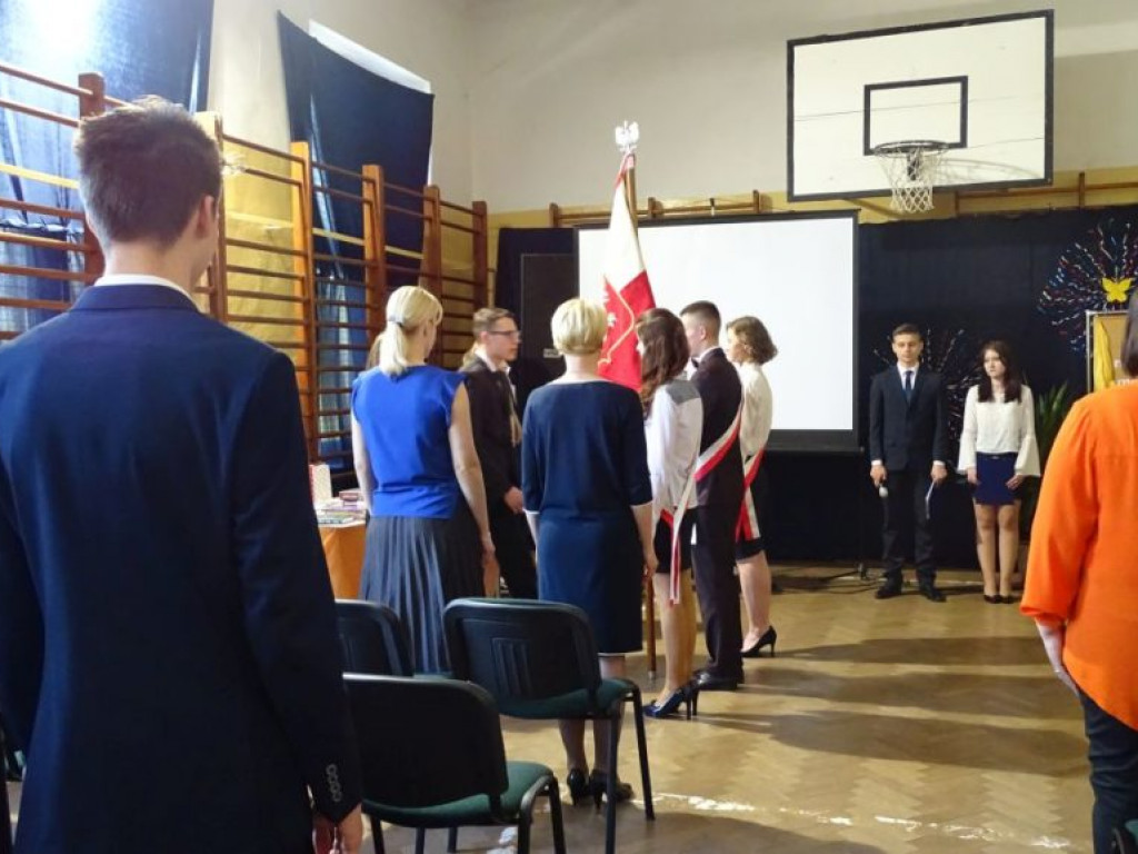 Pożegnanie absolwentów w LO w Komarówce