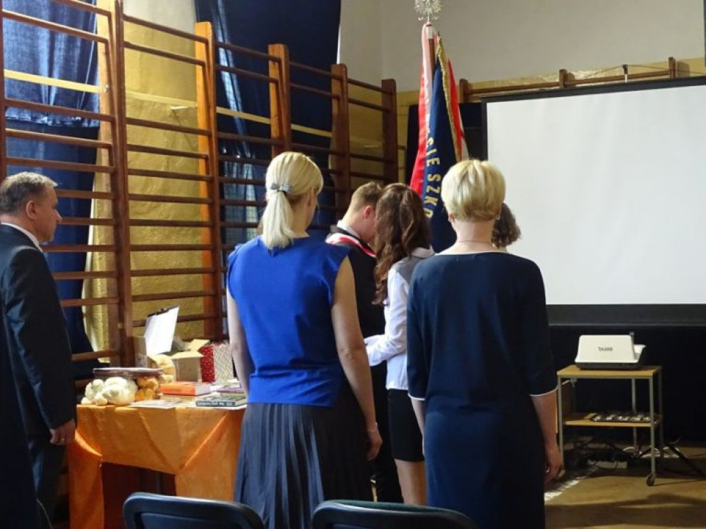 Pożegnanie absolwentów w LO w Komarówce
