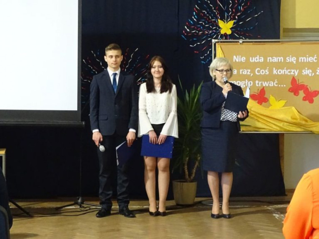 Pożegnanie absolwentów w LO w Komarówce