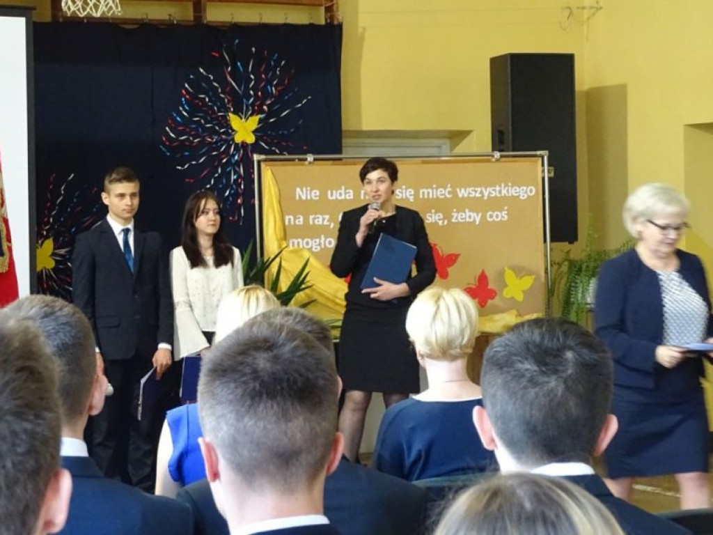 Pożegnanie absolwentów w LO w Komarówce