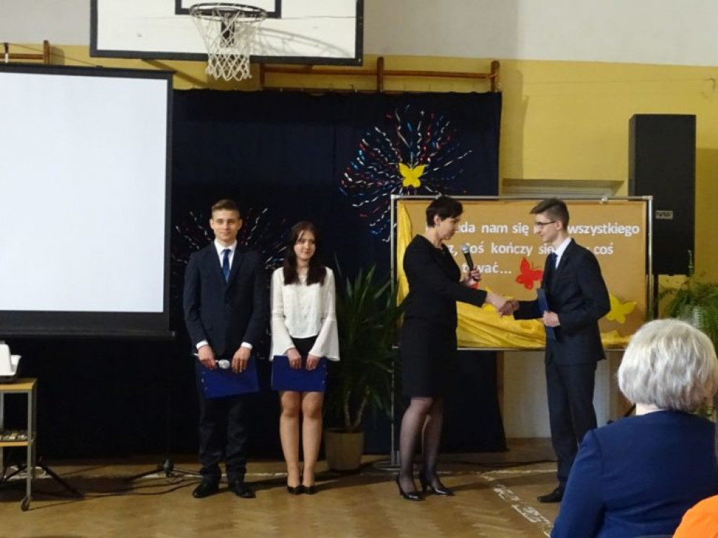 Pożegnanie absolwentów w LO w Komarówce