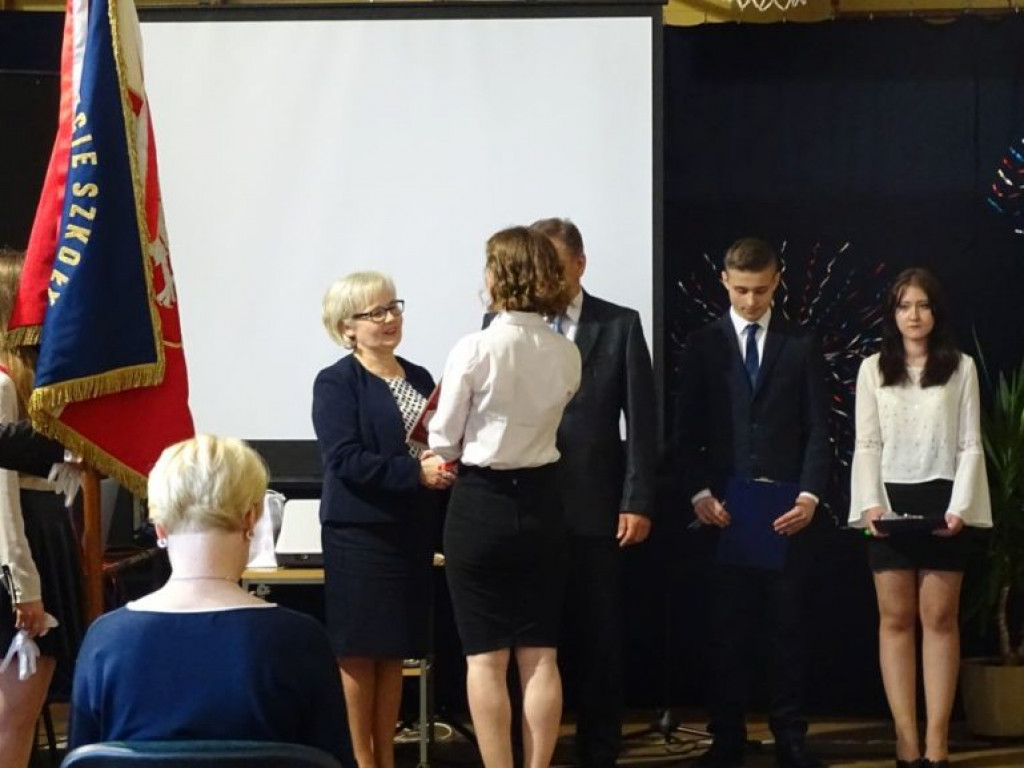 Pożegnanie absolwentów w LO w Komarówce