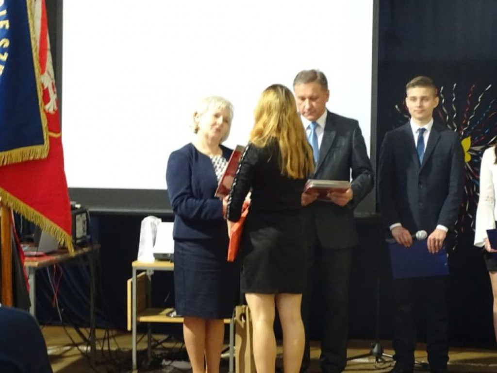 Pożegnanie absolwentów w LO w Komarówce