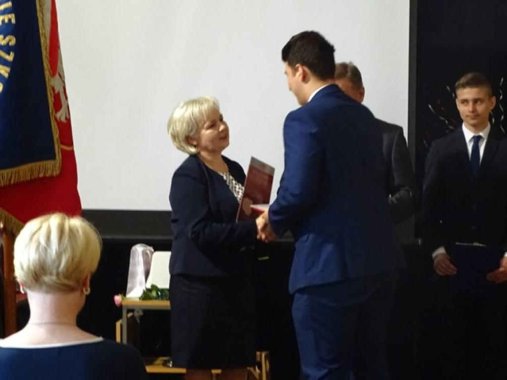 Pożegnanie absolwentów w LO w Komarówce