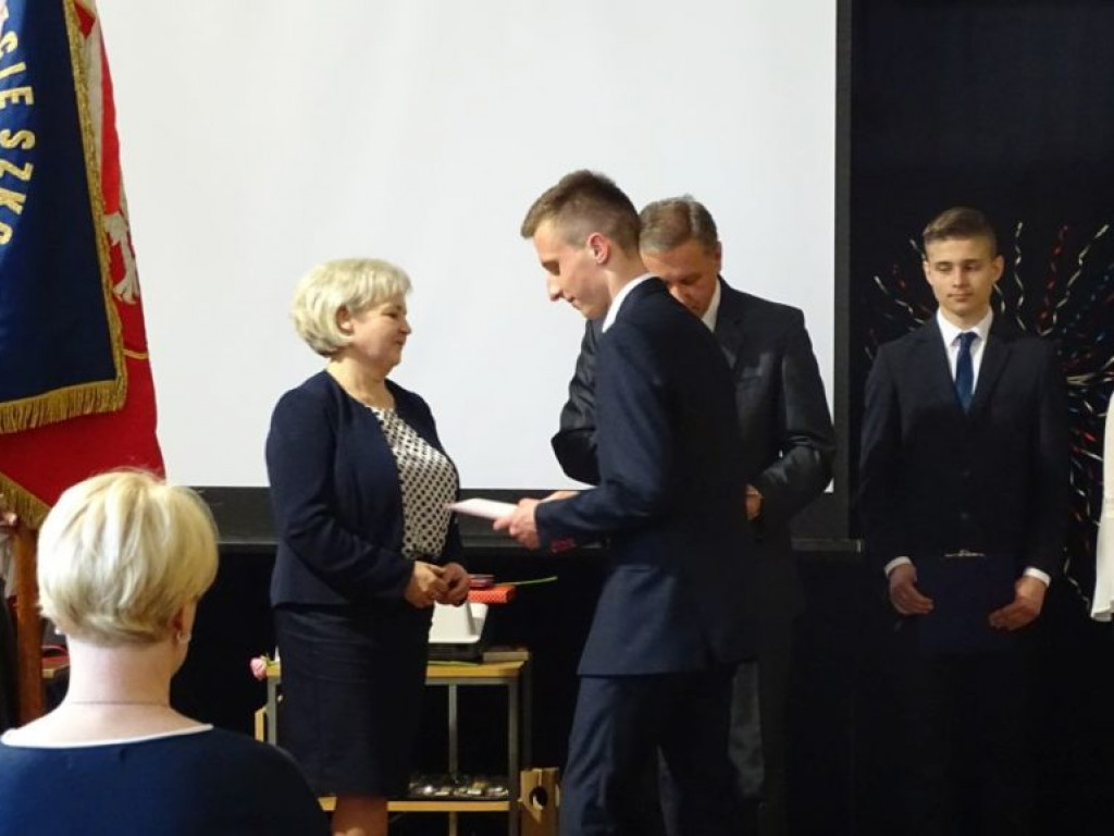 Pożegnanie absolwentów w LO w Komarówce