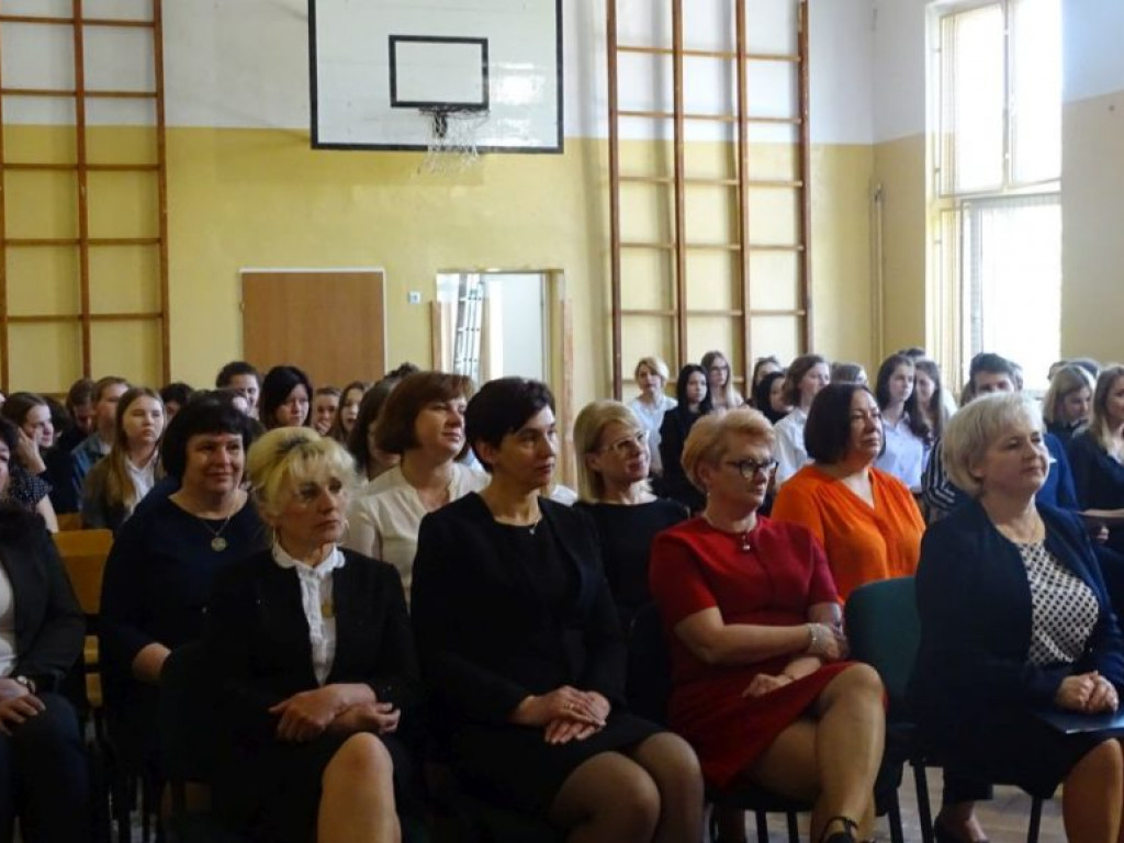 Pożegnanie absolwentów w LO w Komarówce