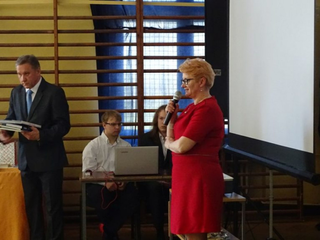 Pożegnanie absolwentów w LO w Komarówce