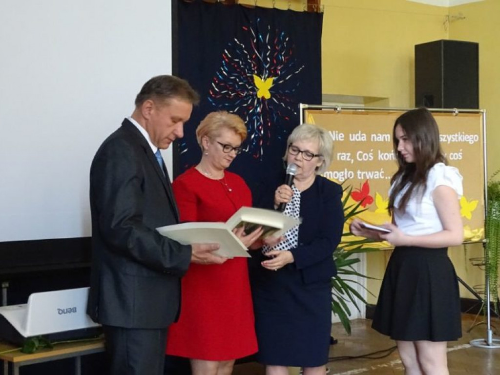 Pożegnanie absolwentów w LO w Komarówce