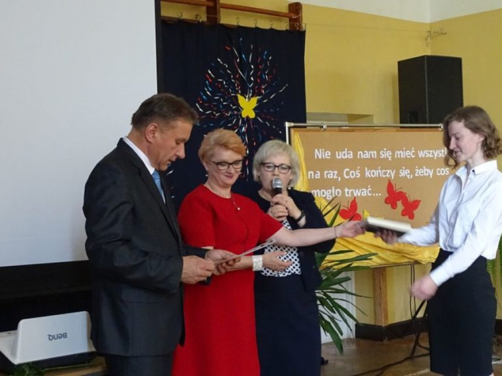 Pożegnanie absolwentów w LO w Komarówce